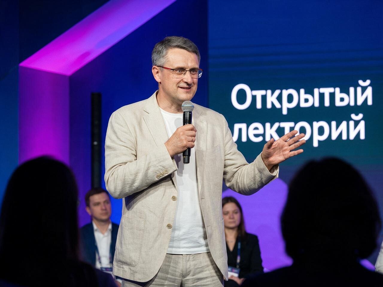 Михаил Федоренко на сцене лектория